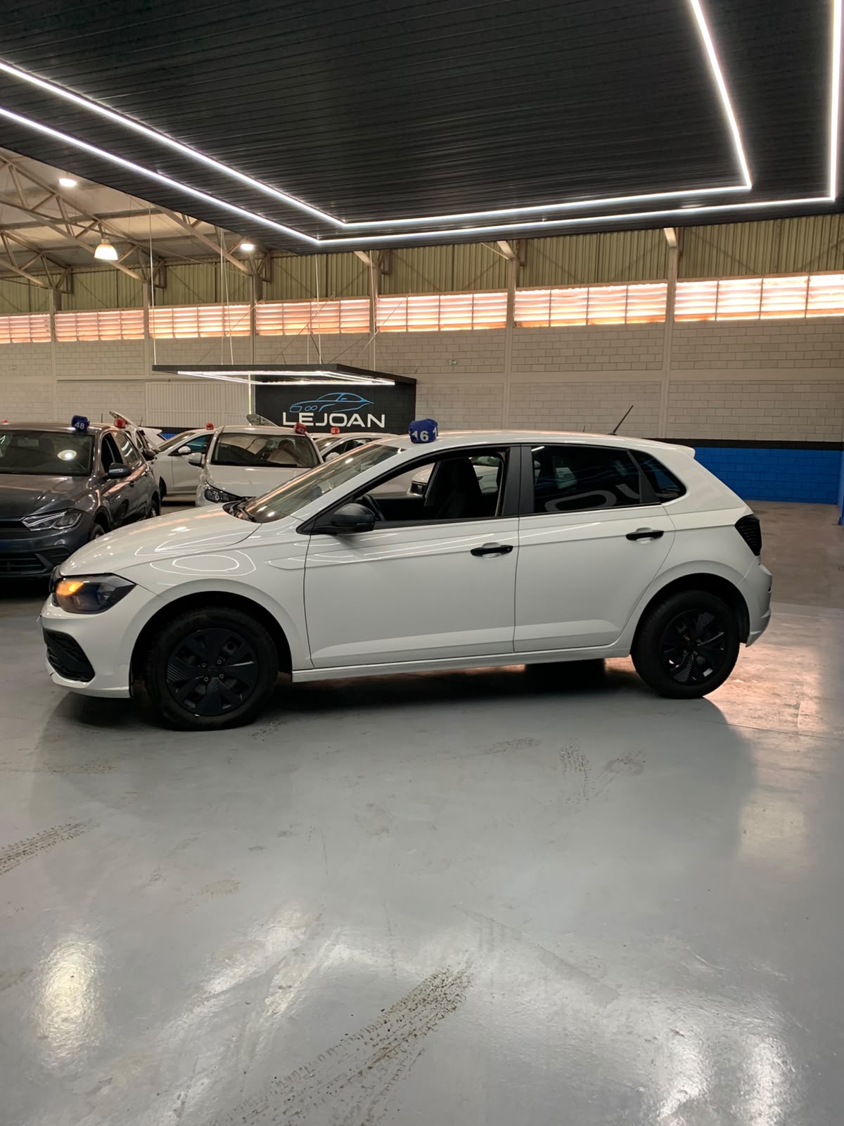 VW - VolksWagen Polo Track 1.0 Flex 12V 5p - Foto 4
